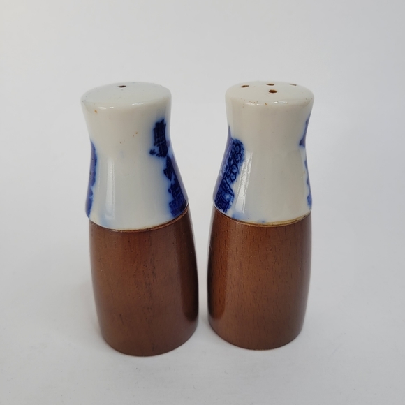 Vintage mid century wood and ceramic shakers - Picture 2 of 7